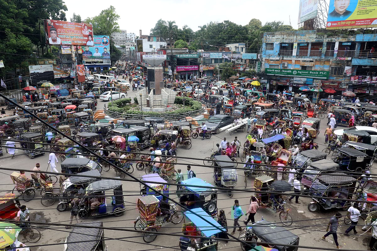 ২১টি ওয়ার্ড নিয়ে গঠিত বগুড়া পৌরসভা দেশের অন্যতম বড় পৌরসভা। বগুড়া শহরের সাতমাথা এলাকা